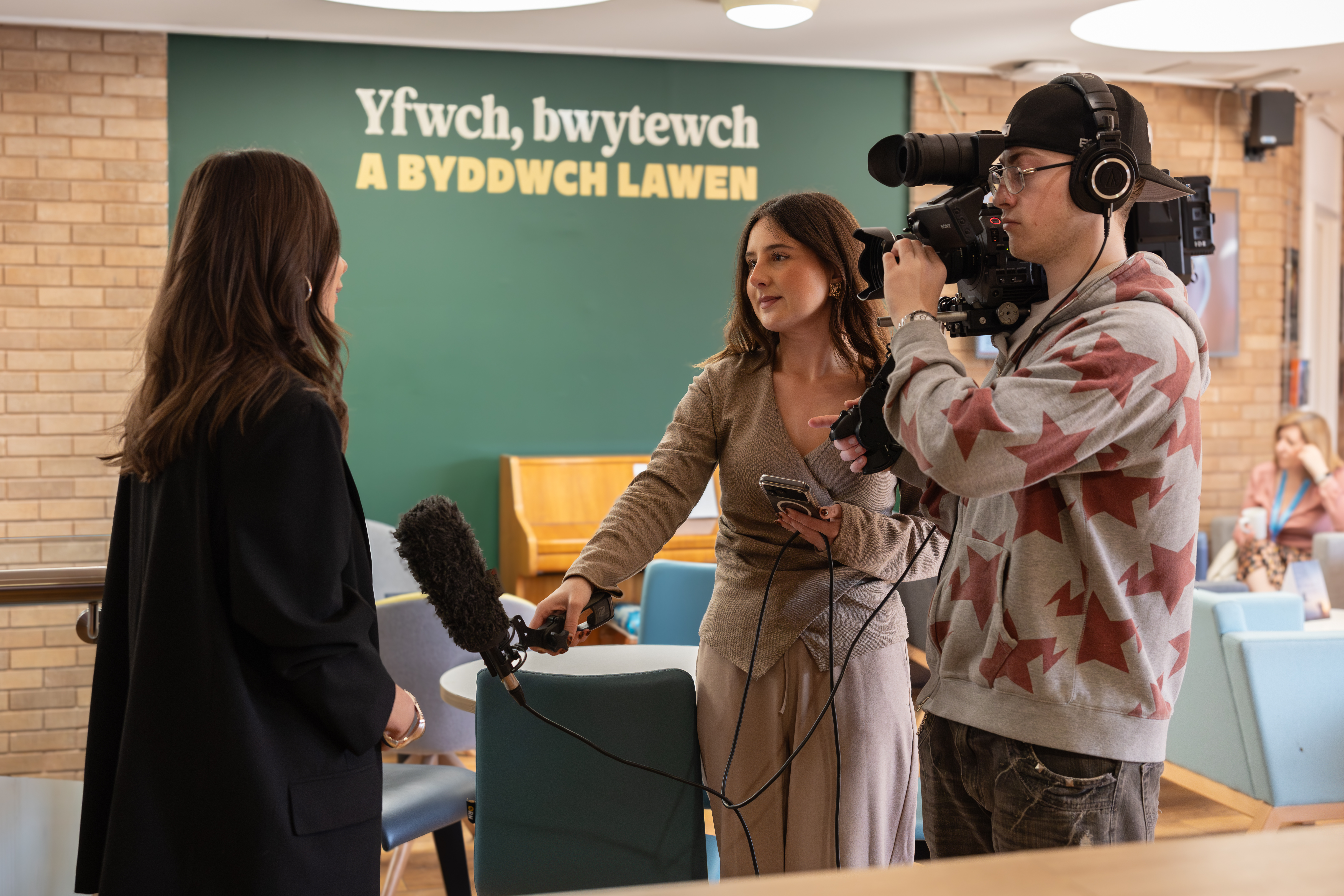 Criw rhaglen 'Prynhawn Da', S4C yn cyfweld â Sioned Dafydd