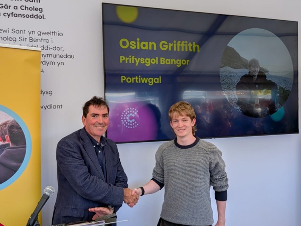 Cyfoethogi addysg trwy grwydro’r byd,  diolch i Fwrsariaeth Dr Llŷr Roberts