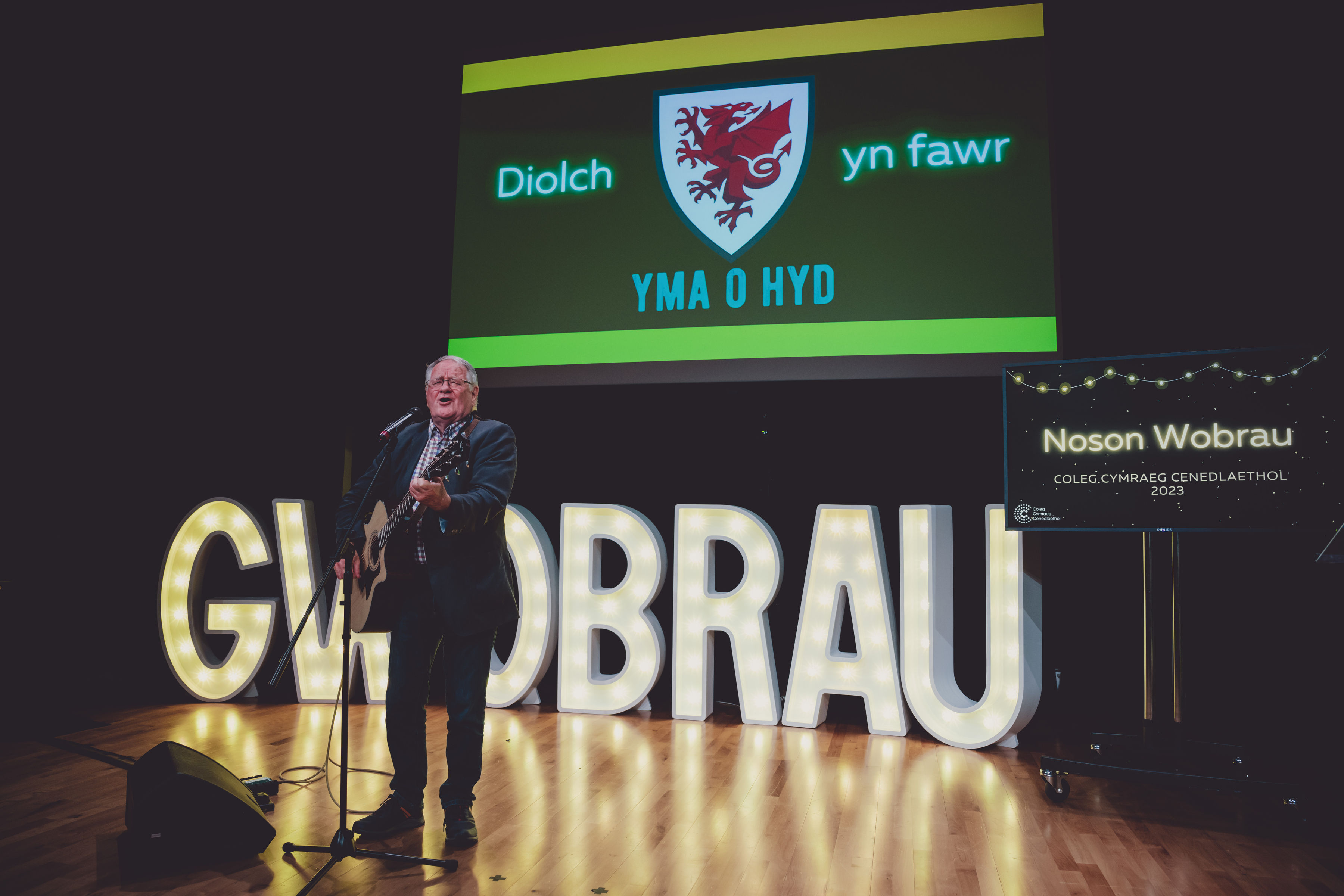 Dafydd Iwan yn perfformio 'Yma o Hyd'