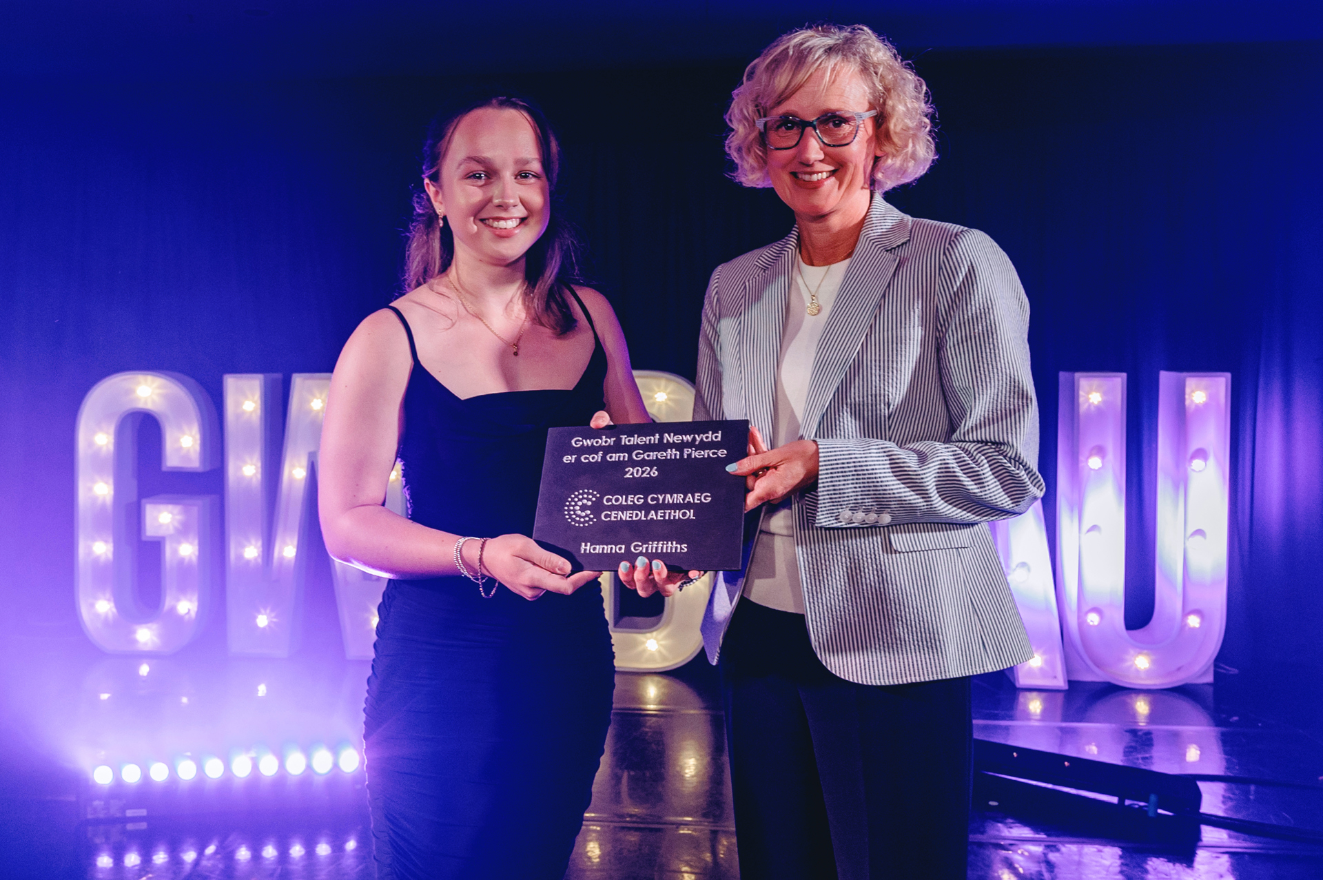 Efa Gruffudd Jones, Comisiynydd y Gymraeg yn cyflwyno Gwobr Talent Newydd i Hanna Griffiths