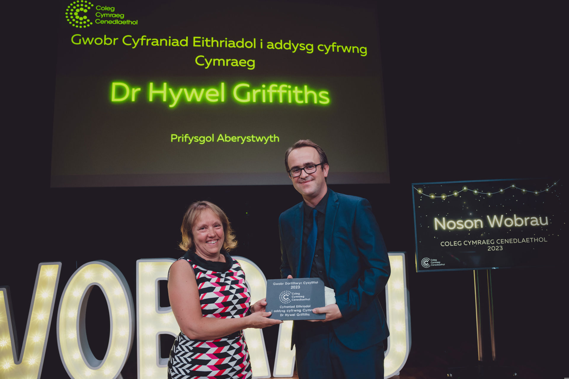 Dr Hywel Griffiths yn derbyn ei wobr