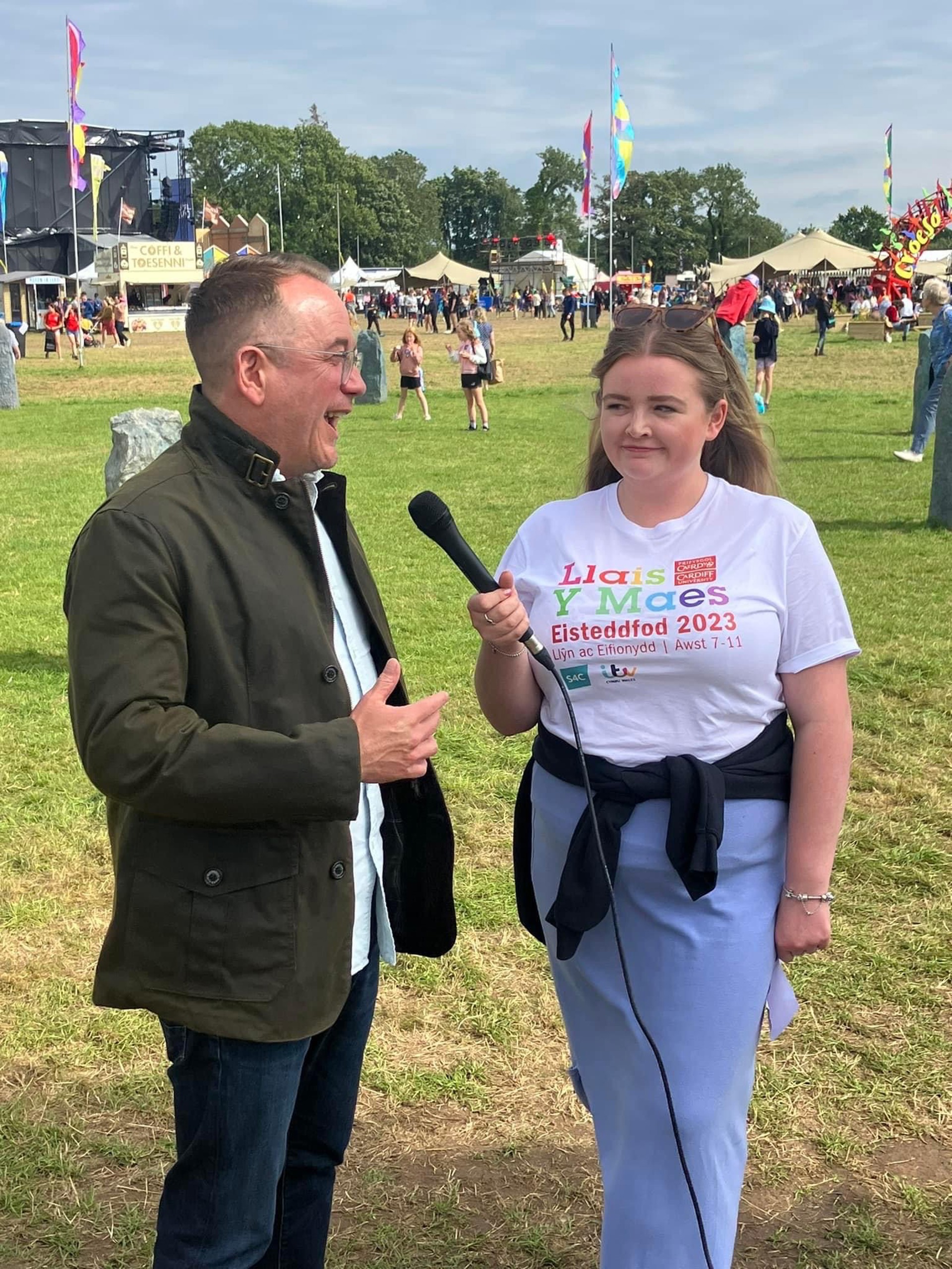 Catrin yn cyfweld a Dylan Ebenezer