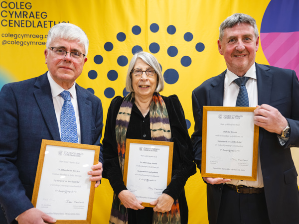 Y Coleg Cymraeg yn urddo tri Chymrawd am gyfraniad oes at addysg cyfrwng Cymraeg