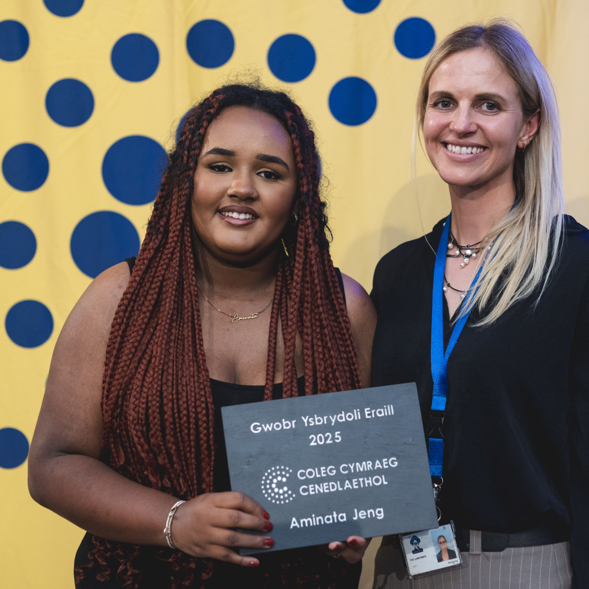 Myfyriwr yn derbyn gwobr