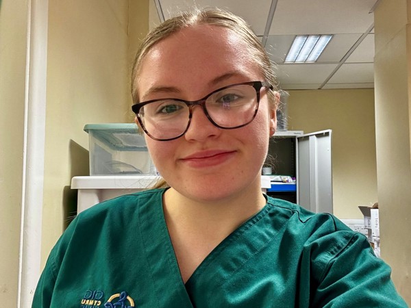 Y Coleg Cymraeg yn penodi Llysgenhadon Prentisiaethau i hyrwyddo dwyieithrwydd wrth hyfforddi