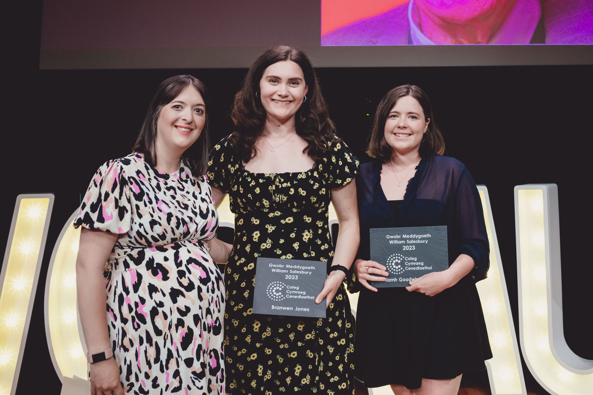 Dwy o'r enillwyr, Niamh Goodwin-Thomas a Branwen Jones