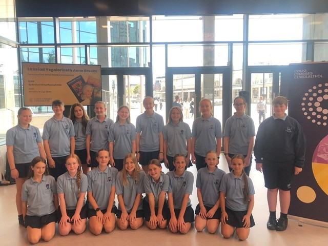 Cor iau Ysgol Gymraeg Glantaf yn perfformio yn ystod y lansiad