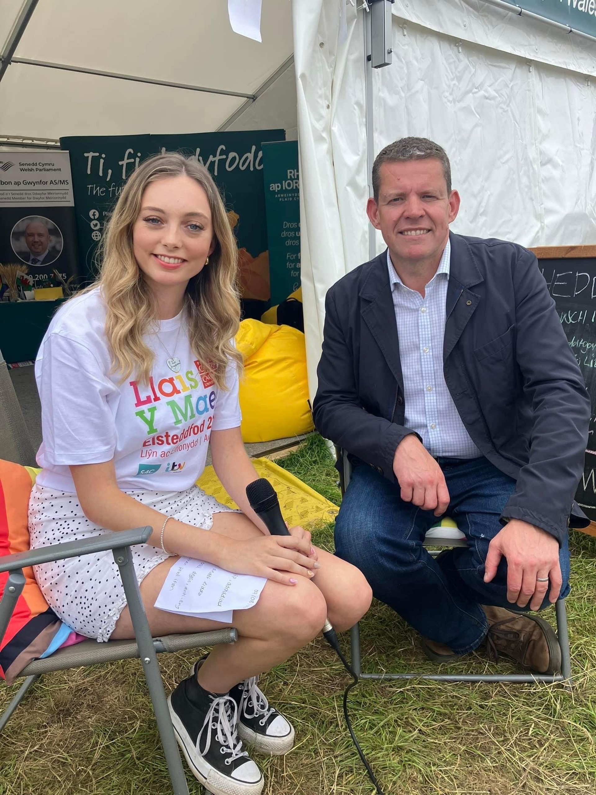 Elin yn cyfweld gyda Rhun ap Iorwerth