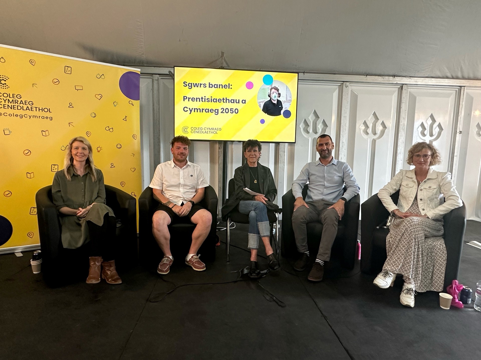 Dr Lowri Morgans, Elliot Wigfall, Meri Huws, Dr Richard Lewis a Dr Efa Gruffudd Jones ar sgwrs banel: Prentisiaethau a Cymraeg 2050